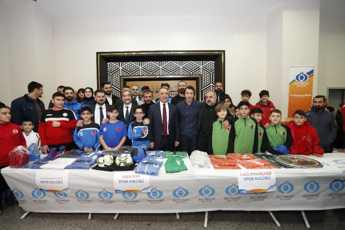 Eski futbolcu ve teknik direkt&ouml;r B&uuml;lent Korkmaz gen&ccedil; sporcularla buluştu