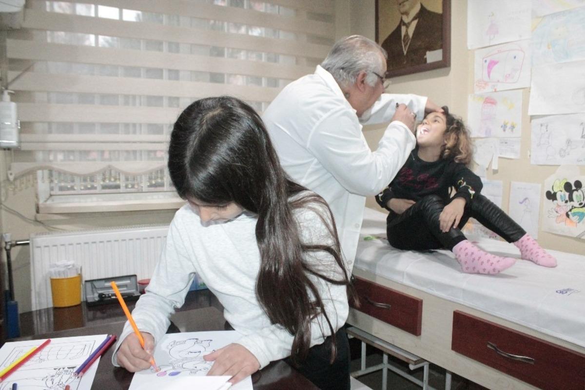 &Ccedil;ocuklara resim &ccedil;izdirip doktor korkularını yenmelerini sağladı