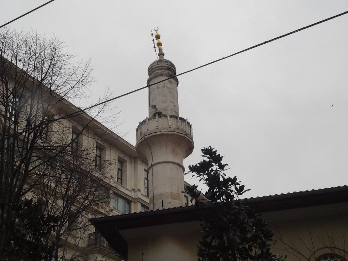 Cami minaresinin sallanan alemi zabıta ekiplerini harekete ge&ccedil;irdi