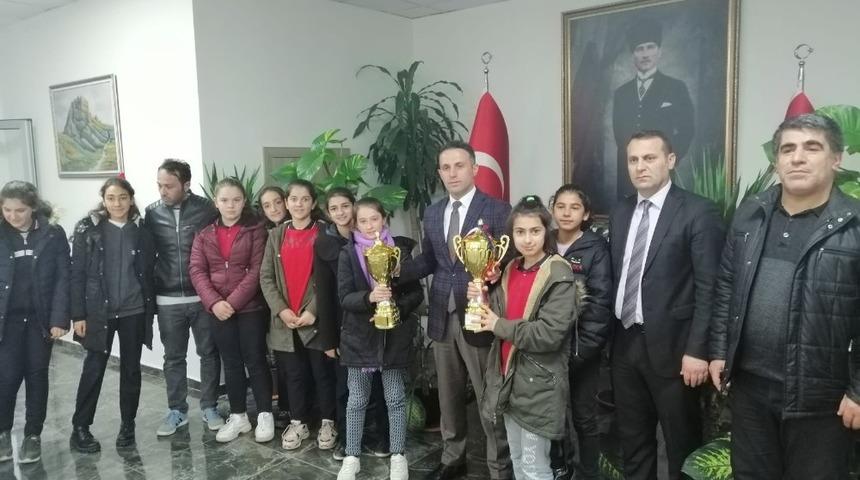 Minik şampiyonlar kaymakam Doğan&rsquo;ı ziyaret etti