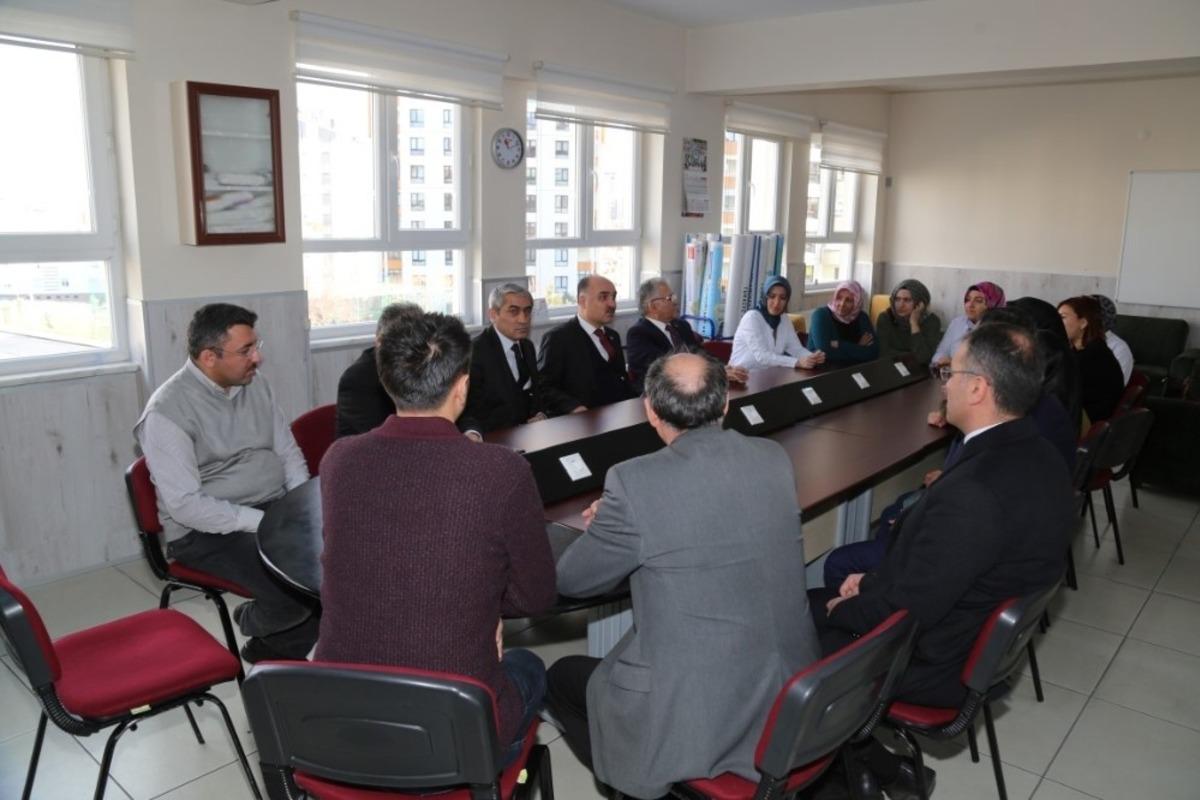 Vali G&uuml;naydın fırtınada zarar g&ouml;ren b&ouml;lgeleri inceledi