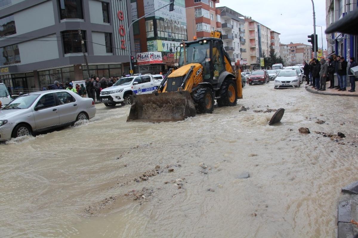 &Ccedil;erkezk&ouml;y&rsquo;de su borusu patladı