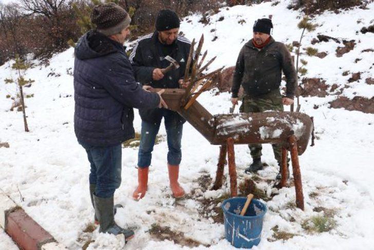 Ankara'da 30 ahşap hayvan heykeline saldırı: Putlarınızı buradan alın G3