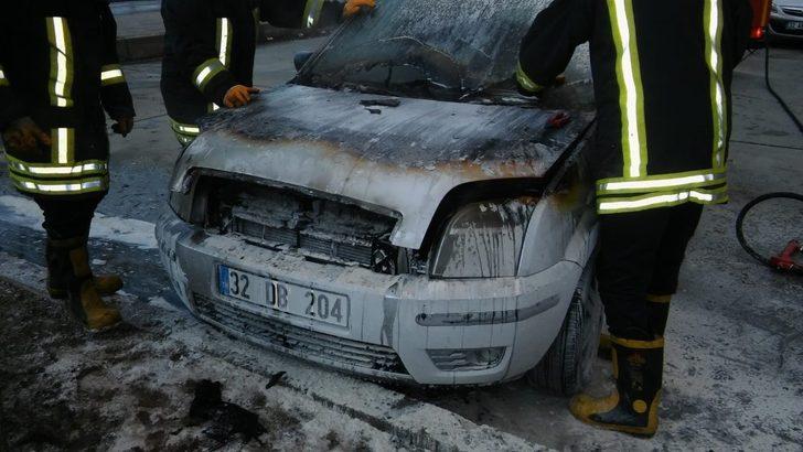 Park halindeki otomobilde yangın G1