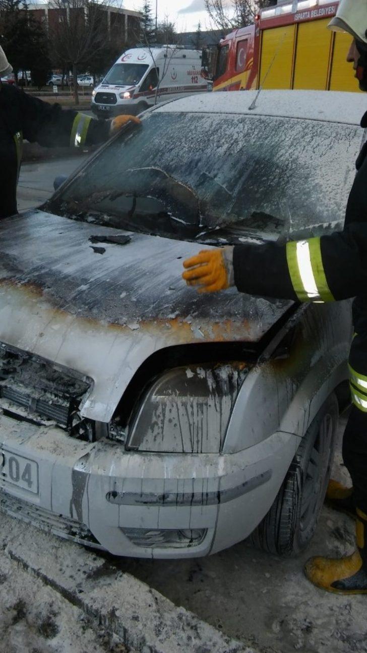 Park halindeki otomobilde yangın G3