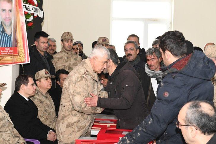 Orgeneral Çetin’den şehit ailelerine Türk bayrağı G3