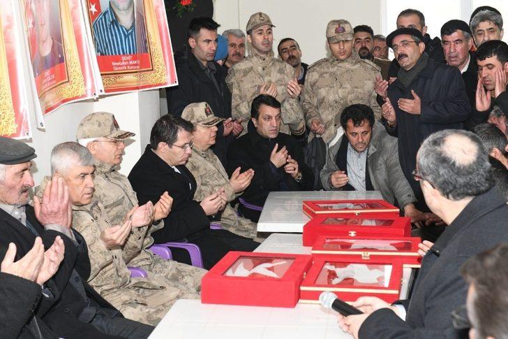 Orgeneral Çetin’den şehit ailelerine Türk bayrağı G5