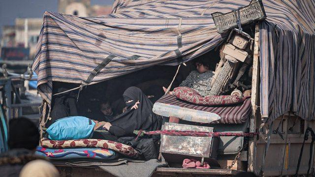 Esed rejim güçleri İdlib'de ilerliyor! 1,5 milyon civarı sivil Türkiye sınırına göç ediyor