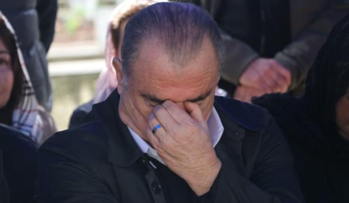 Fatih Terim babasının mezarı başında g&ouml;zyaşlarını tutamadı
