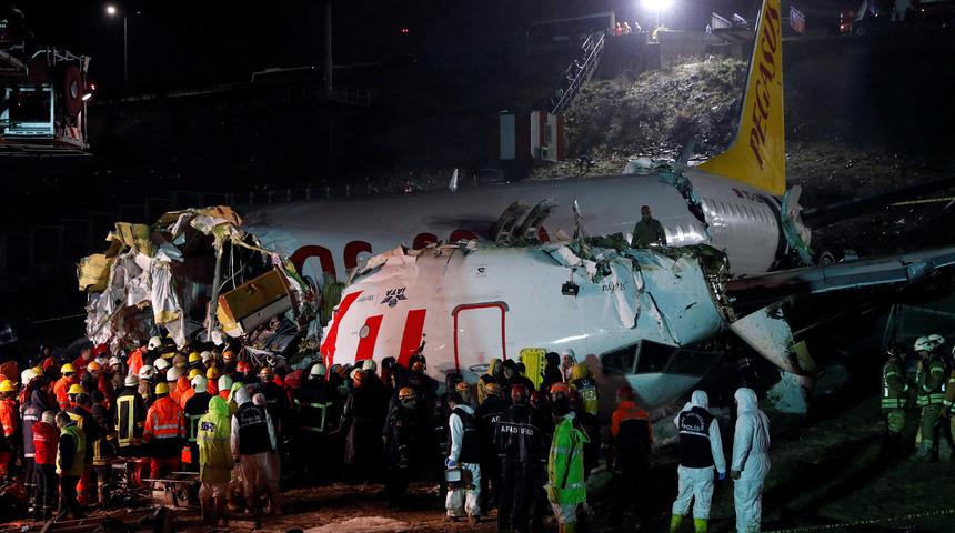 Son dakika: İstanbul Valisi Ali Yerlikaya u&ccedil;ak kazasındaki son durumu a&ccedil;ıkladı