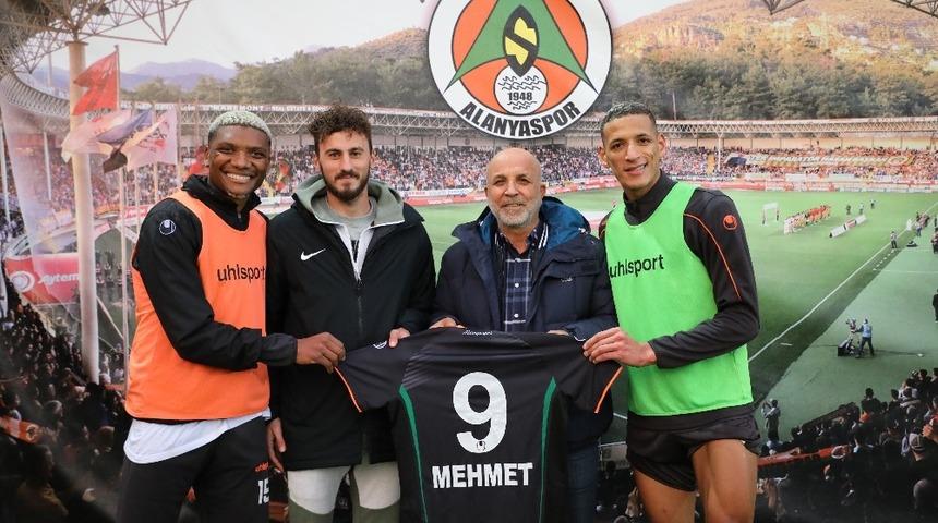 T&uuml;rkiye&rsquo;nin konuştuğu Mehmet, Alanyaspor&rsquo;dan forma