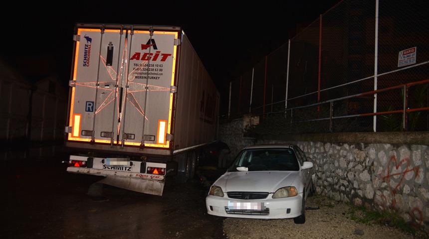 Kırmızı ışıkta bekleyen otomobillere &ccedil;arptı TIR &ccedil;arptı! Yaralılar var