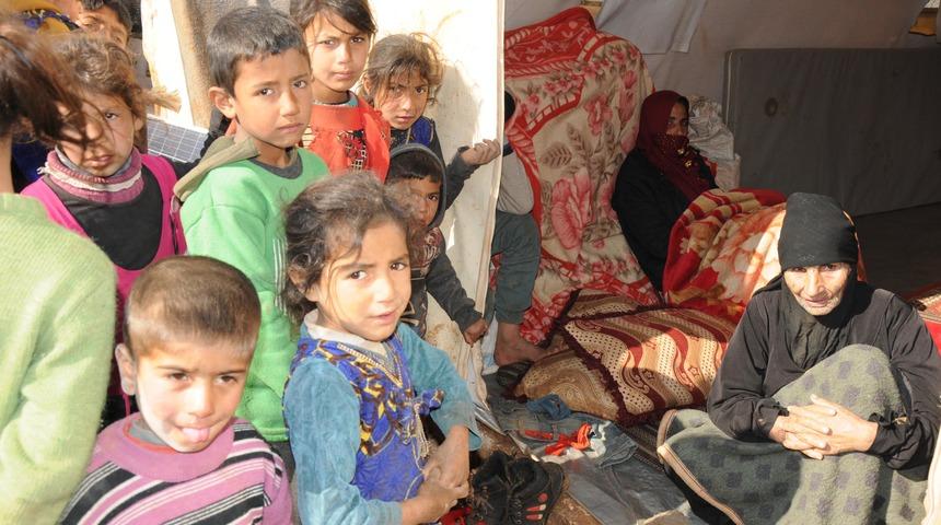 İdlib'den ka&ccedil;ıp T&uuml;rkiye sınırına gelenler eve d&ouml;n&uuml;ş&uuml; bekliyor