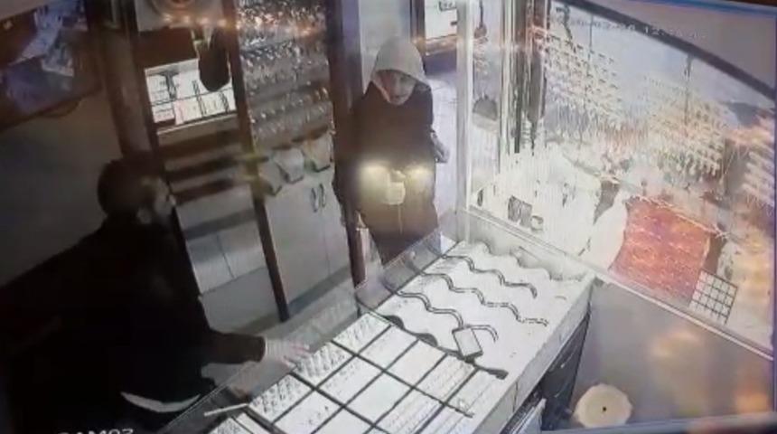 Bah&ccedil;elievler&rsquo;de kuyumcunun bı&ccedil;aklanma anı kamerada