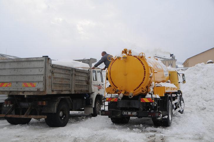 Ovacık'a 1,5 metre kar yağdı! Az buldular G3