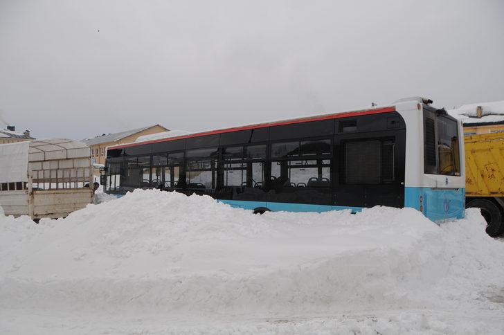 Ovacık'a 1,5 metre kar yağdı! Az buldular G4