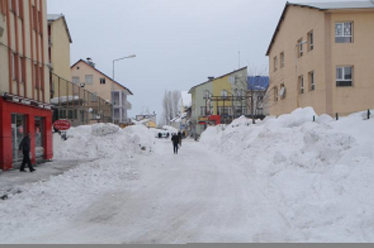 Ovacık'a 1,5 metre kar yağdı! Az buldular G5