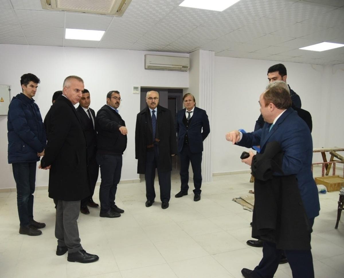 Vali K&ouml;şger, Efeler Millet Kıraathanesi&rsquo;ni inceledi