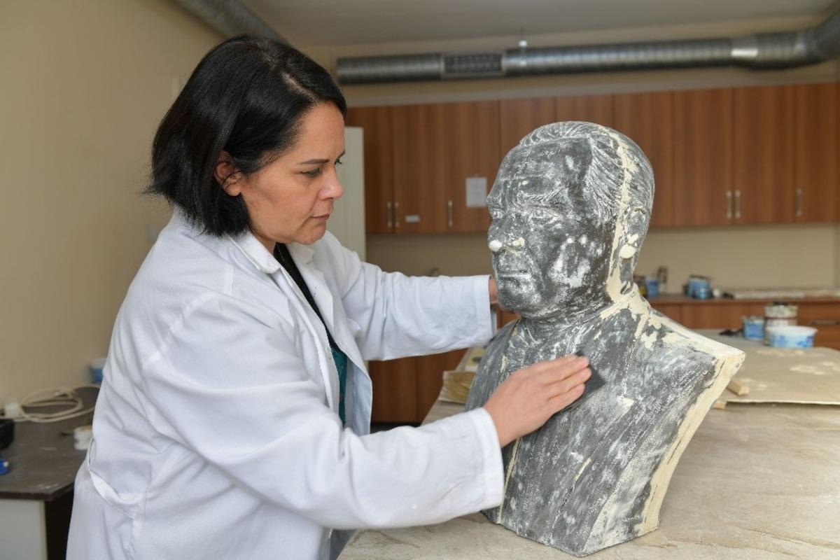 &Ccedil;iğli Belediyesinden okullara Atat&uuml;rk b&uuml;st&uuml;