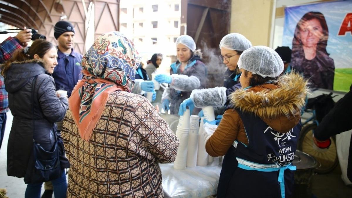 Aydın&rsquo;da pazarcı esnafı ve vatandaşlar b&uuml;y&uuml;kşehrin &ccedil;orbasıyla ısınıyor