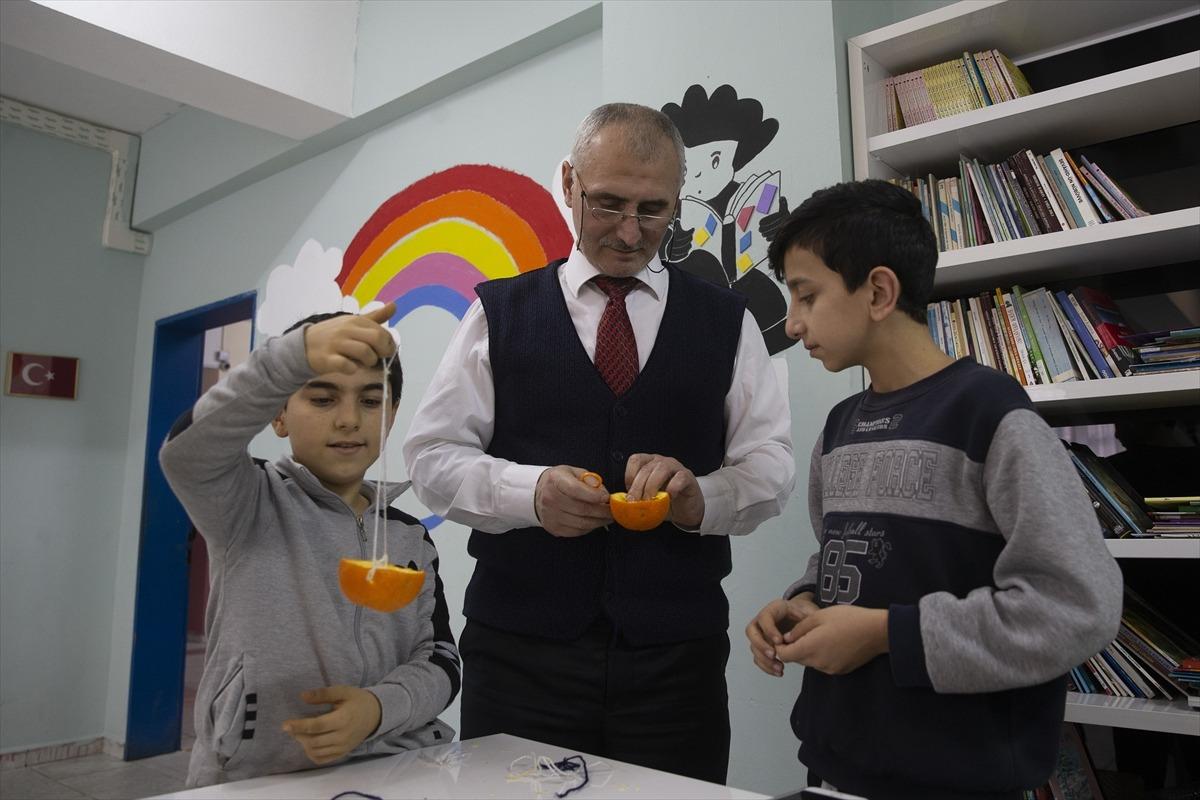 Edirne'de &ouml;ğrenciler kuşlar i&ccedil;in ağa&ccedil;lara portakal kabuğundan yemlikler asıyor