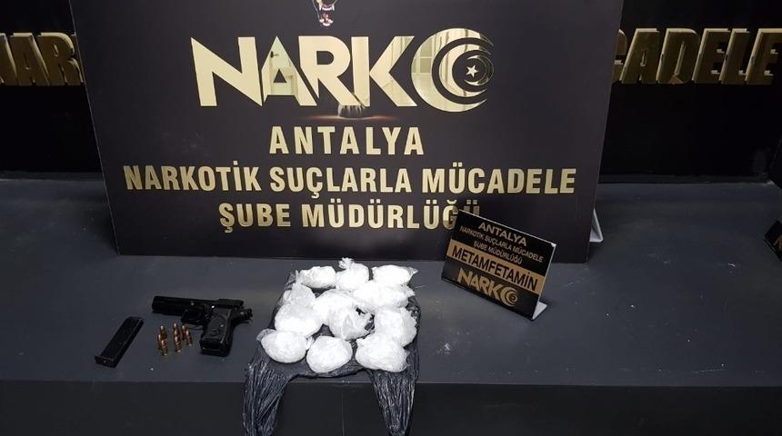 Eve uyuşturucu baskınına bir g&ouml;zaltı