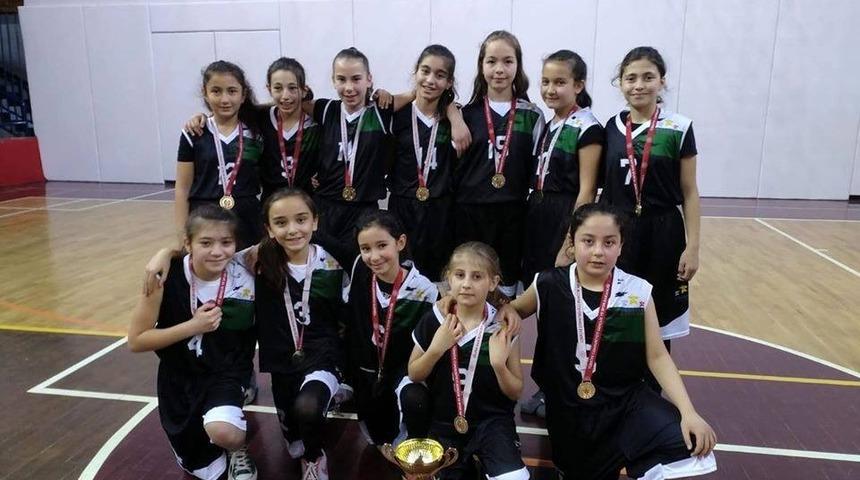 Basketbol takımı şampiyon oldu