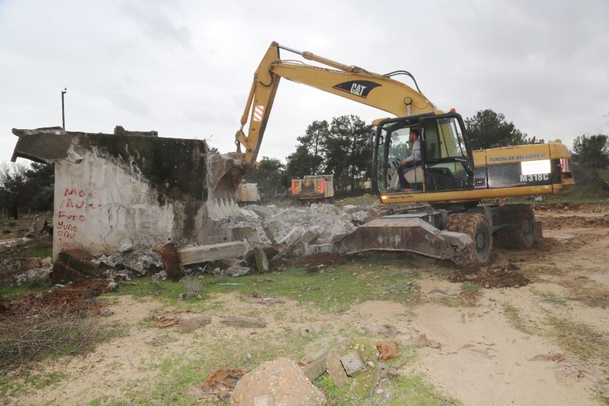 Toroslar&rsquo;da metruk binaların yıkımı s&uuml;r&uuml;yor