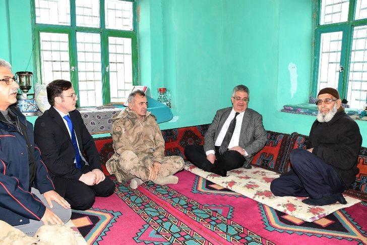 Vali Aykut Pekmez Gerger’de depremzedelerle bir araya geldi G2