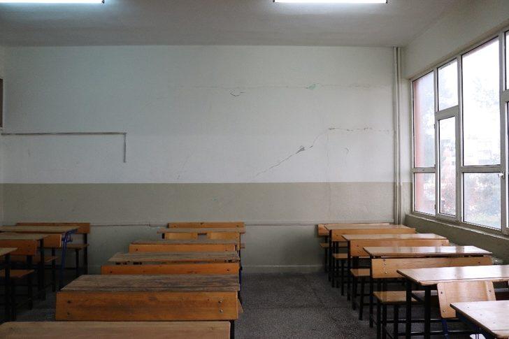 Okuldaki çatlaklara veliler sitemli G3