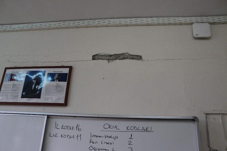 Okuldaki çatlaklara veliler sitemli G4