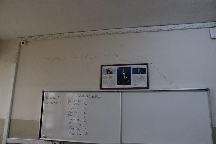 Okuldaki çatlaklara veliler sitemli G5