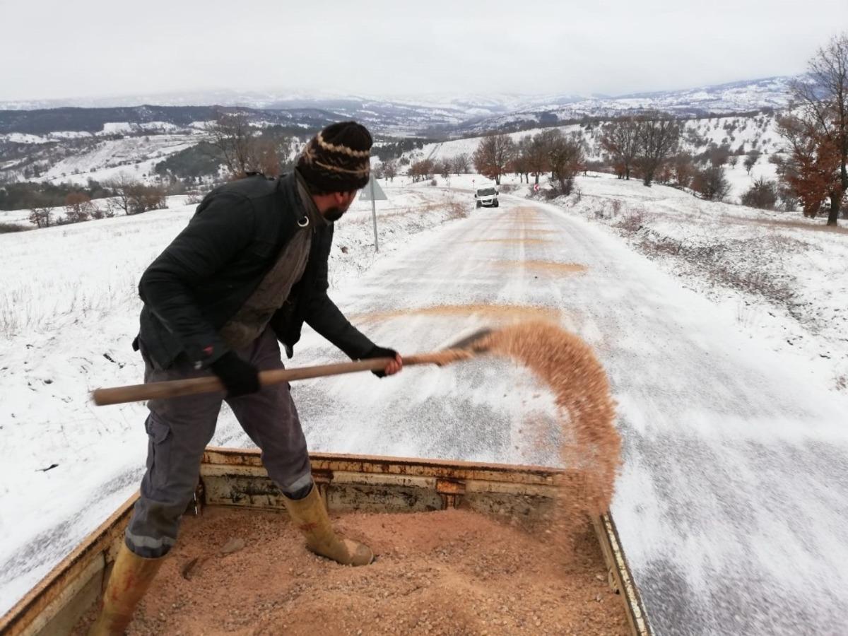 Pazarlar&rsquo;da buzlu yollar tuzlanıyor