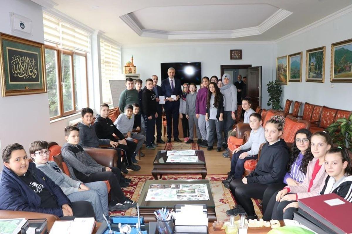 &Ouml;ğrenciler, har&ccedil;lıklarını depremzedelere bağışladı