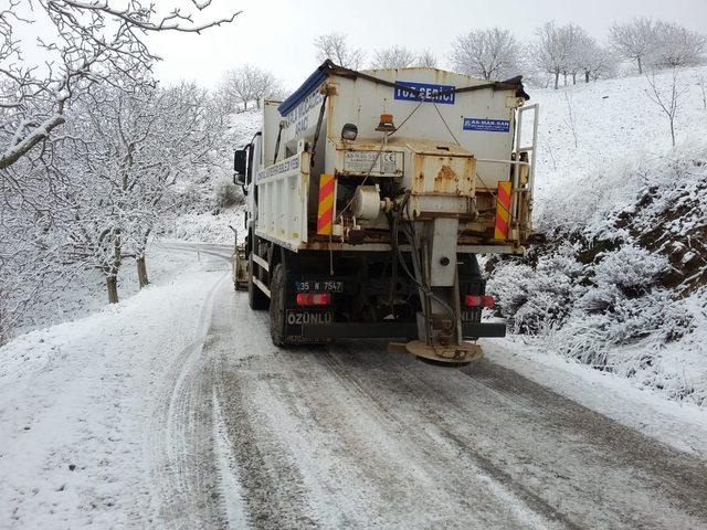 Yollar buz tuttu, mahsur kalan araç kurtarıldı