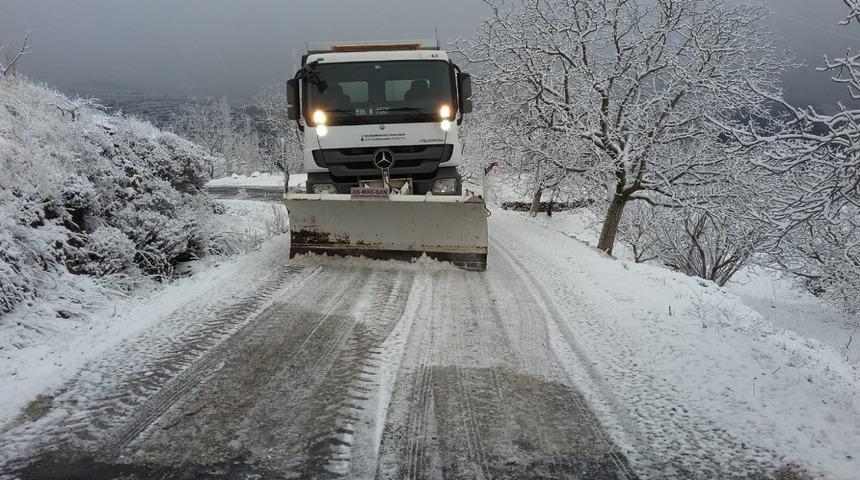 Yollar buz tuttu, mahsur kalan ara&ccedil; kurtarıldı