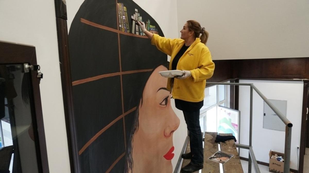 Modern İzmit K&uuml;t&uuml;phanesinin duvarlarını Ecaterina renklendirdi