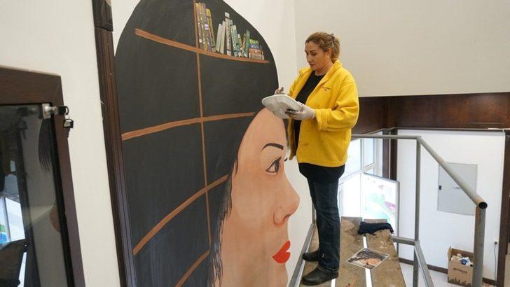 Modern İzmit Kütüphanesinin duvarlarını Ecaterina renklendirdi G3