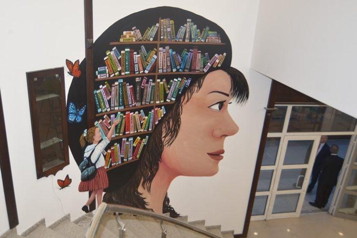 Modern İzmit Kütüphanesinin duvarlarını Ecaterina renklendirdi G4