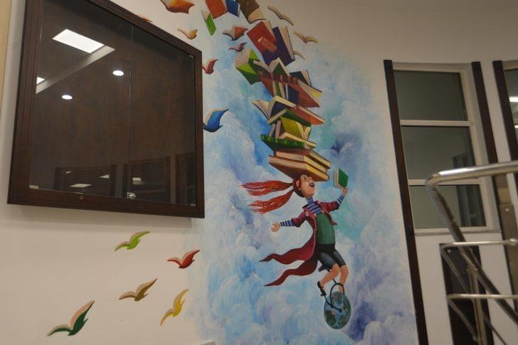 Modern İzmit Kütüphanesinin duvarlarını Ecaterina renklendirdi G5