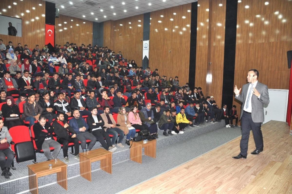 Liseli &ouml;ğrencilere "&Uuml;niversite sınavlarında başarı kodları" semineri verildi