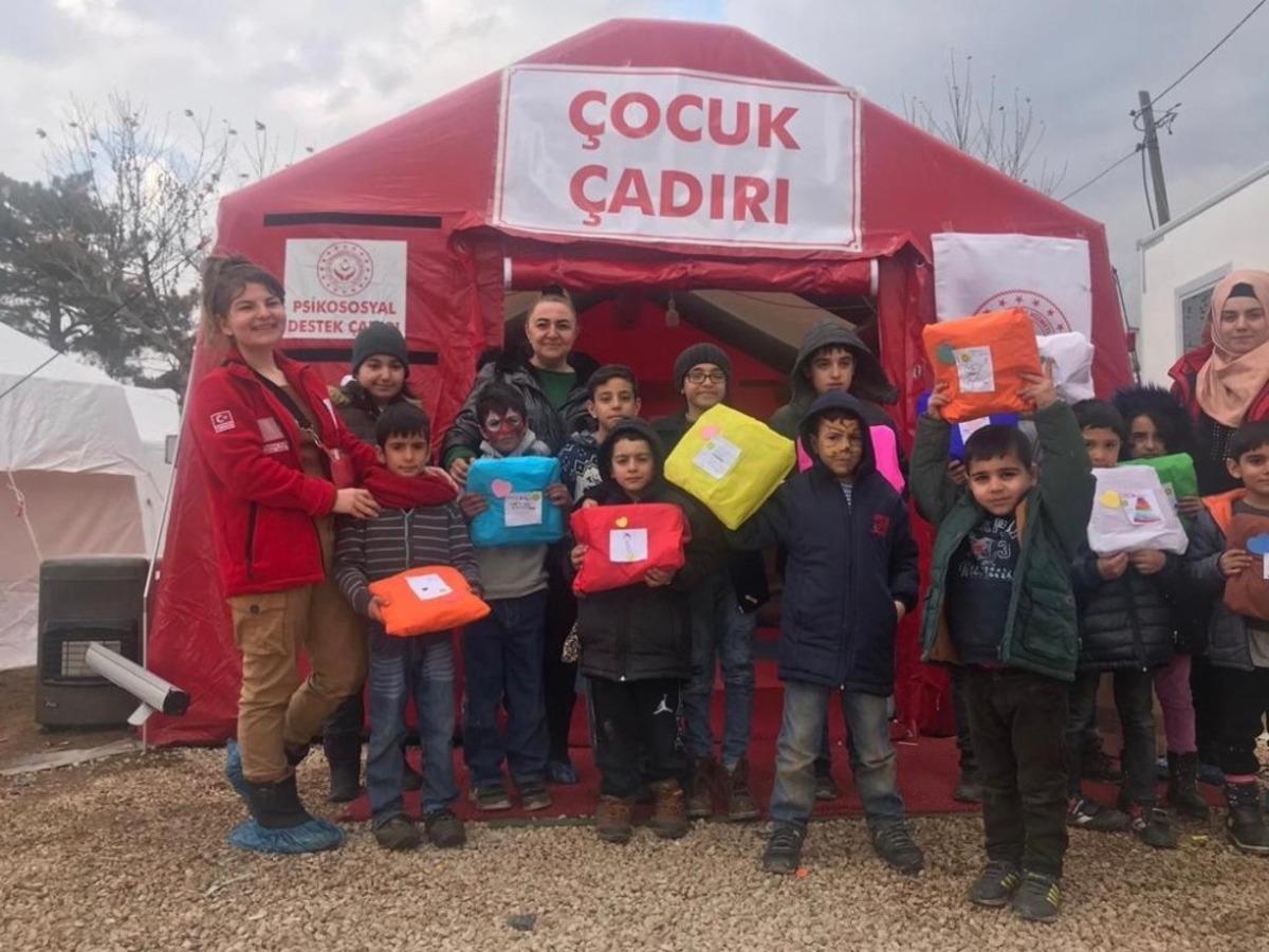 Depremzede &ccedil;ocuklar, annelerine hediye hazırladı