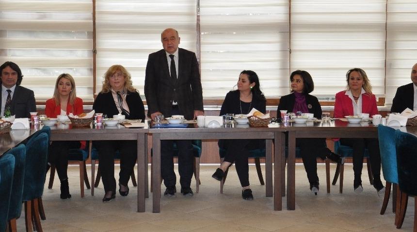 Başkan &Ouml;zotra&ccedil;: "Kadının olmadığı yerde başarı olmaz"