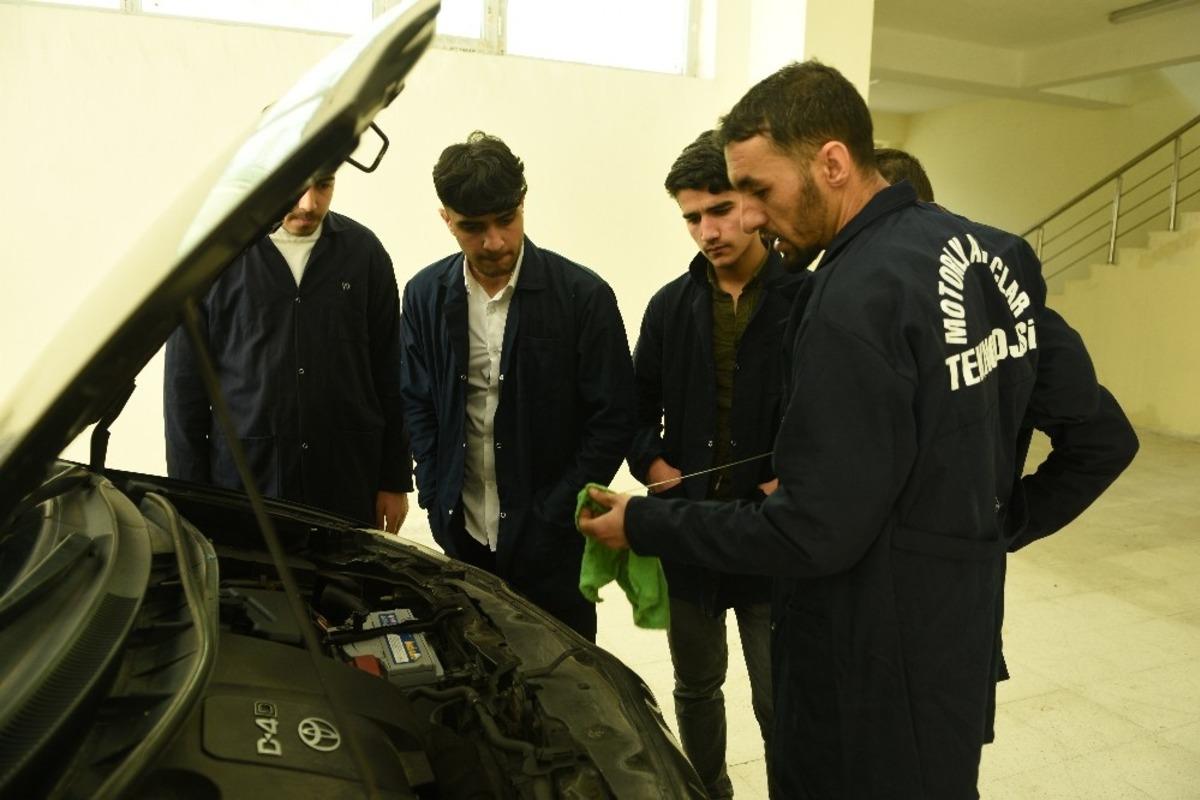 Hem İş &ouml;ğreniyor hem de har&ccedil;lıklarını &ccedil;ıkartıyorlar