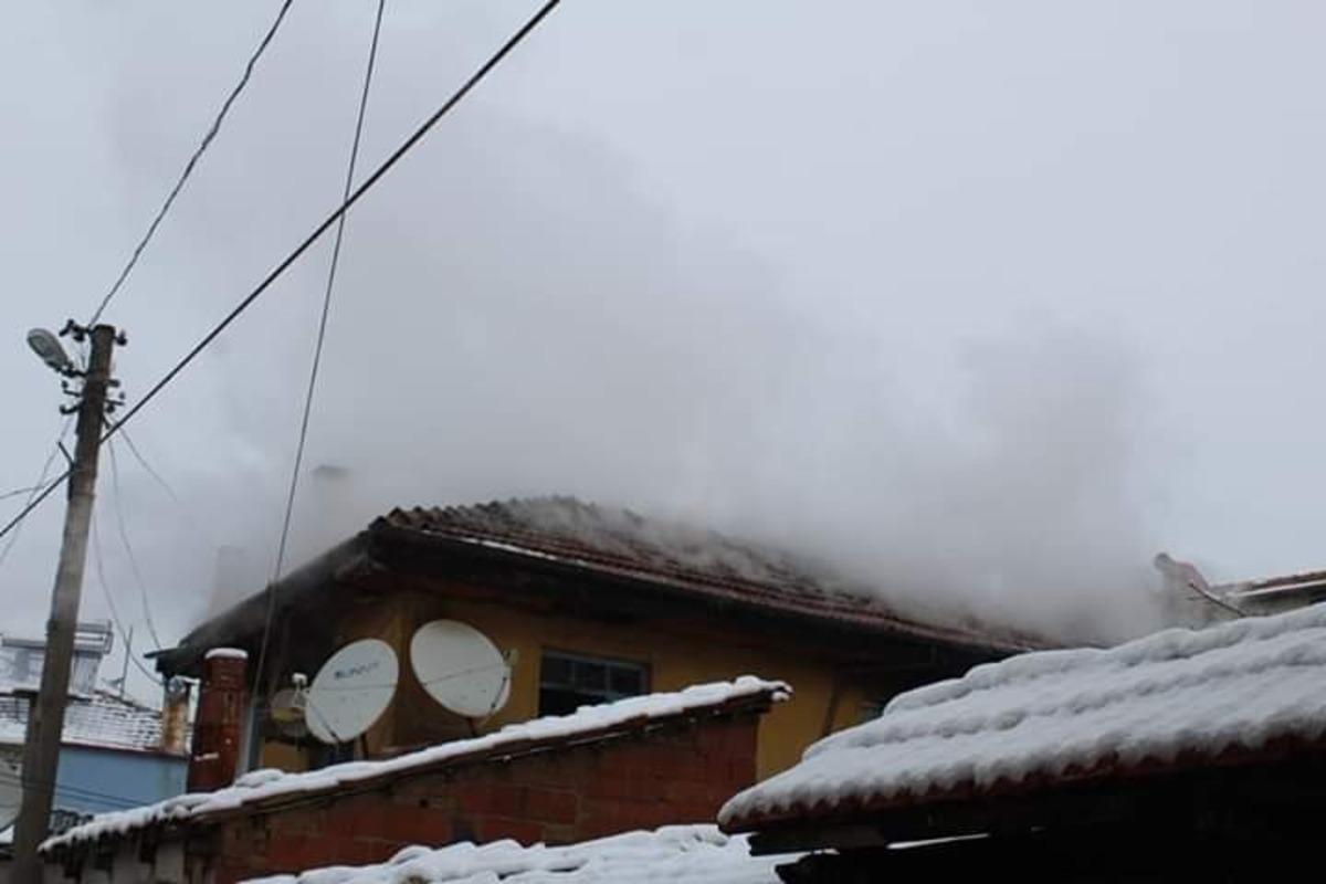 2 katlı ahşap ev yangın sonrası kullanılamaz hale geldi