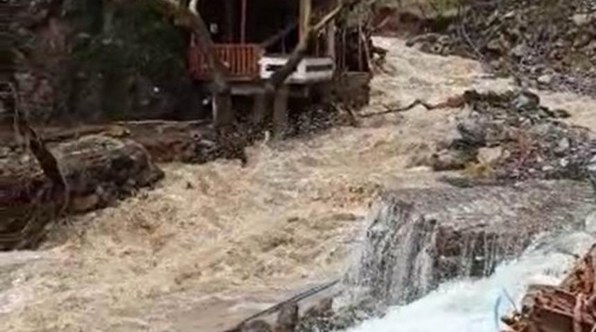 Kayseri'de bir ilçe yağmura teslim oldu! Yahyalı’da sel yıktı geçti