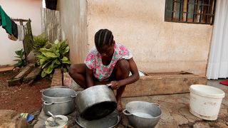 Korkunç önlem: Kızlarının memelerini dağlıyorlar!