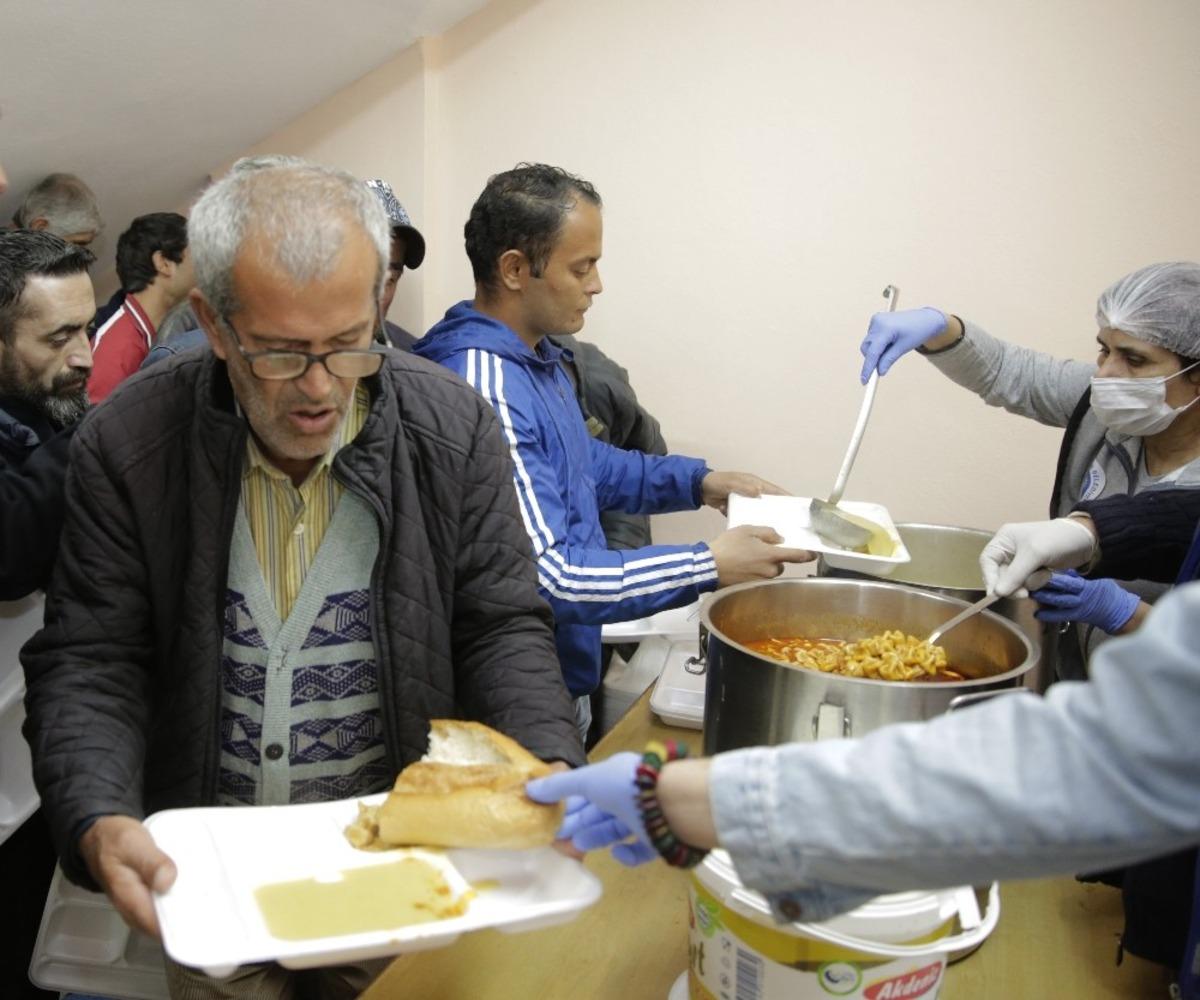 90 evsiz Bimekan &ccedil;atısı altında