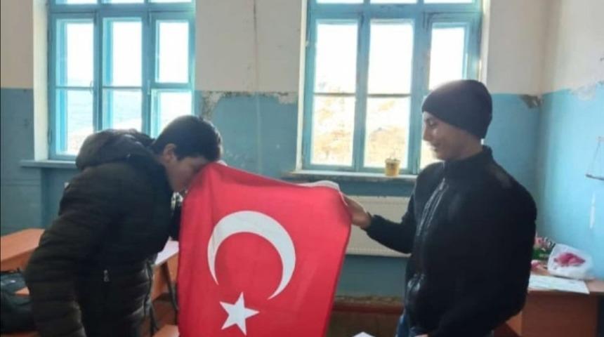 Azerbaycan’daki kardeş okula anlamlı hediye