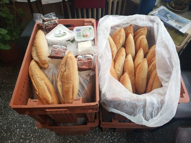 Her cuma ihtiyaç sahiplerine erzak dağıtıyorlar G2